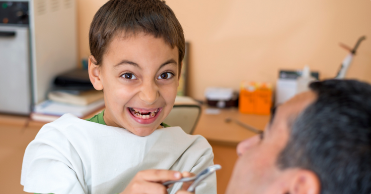 Як доглядати за дитиною після видалення зуба